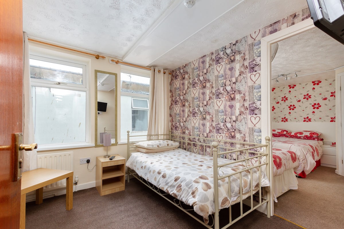 Habitación familiar (Family Suite) | Tabla de planchar con plancha, cunas y ropa de cama