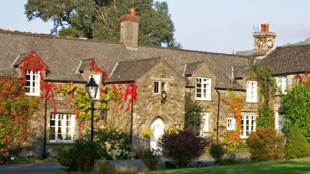 A stone building with multiple windows and a chimney. - Collaven Manor Hotel (Okehampton)