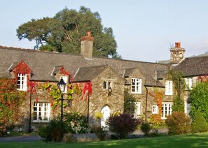 A stone building with multiple windows and a chimney. - Collaven Manor Hotel (Okehampton)