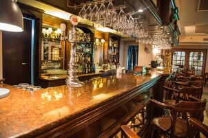 Serves lunch, dinner, and brunch