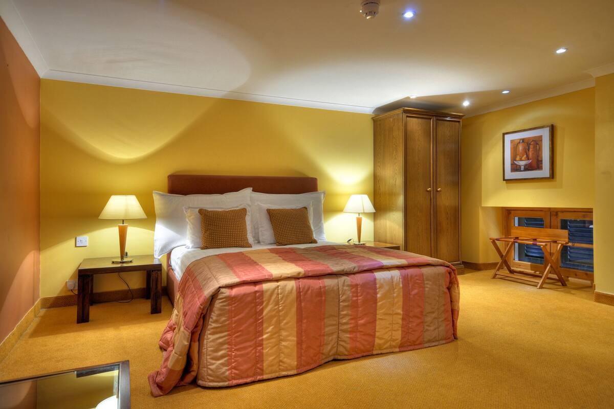 Deluxe Suite | Premium bedding, minibar, in-room safe, individually decorated