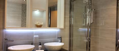 Superior Room (Four Poster Bed) | Bathroom