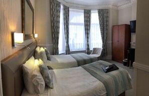 Standard Twin Room, Ground Floor | Peralatan tempat tidur premium, dihias secara berasingan 