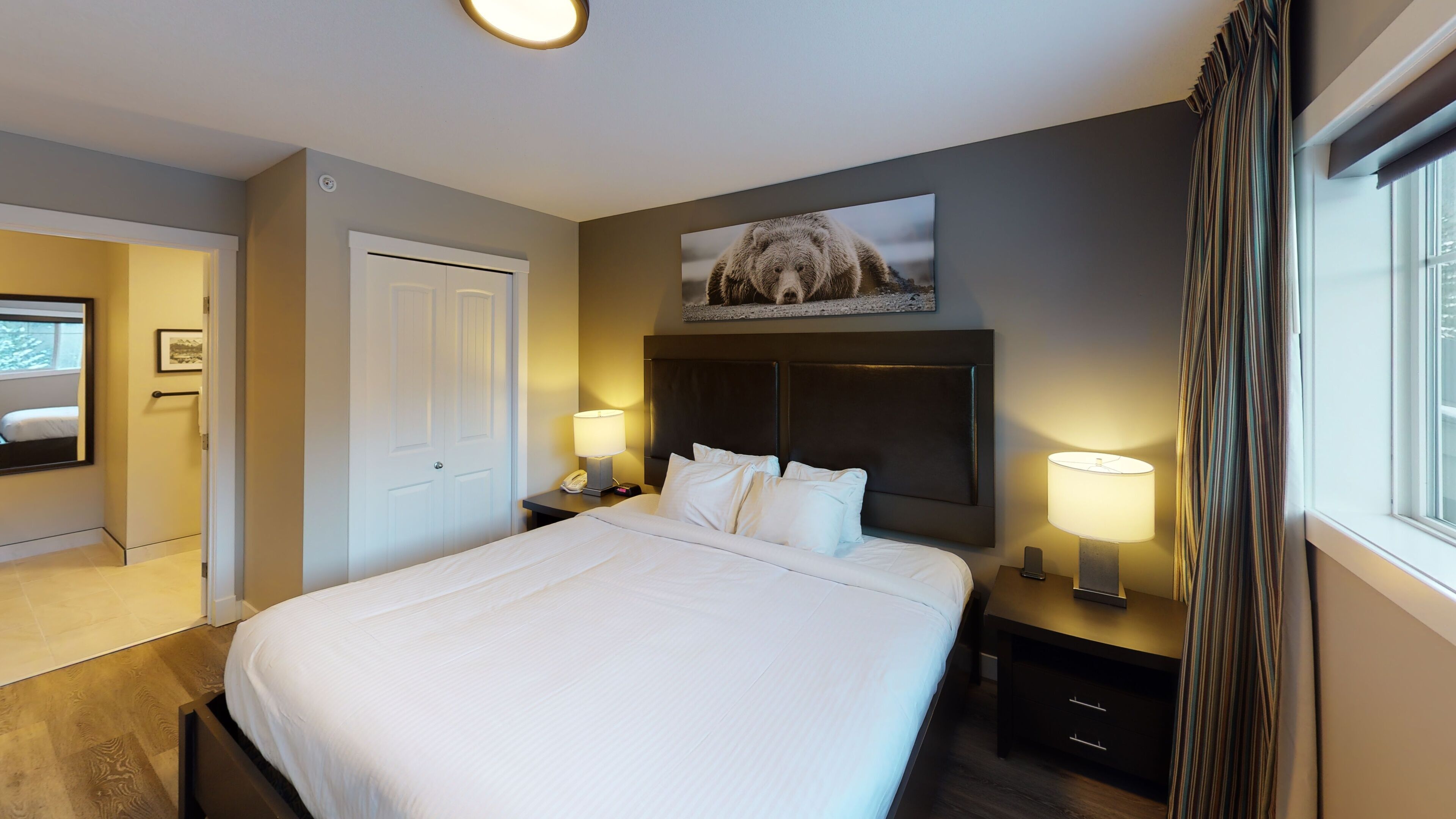 أغطية فراش متميزة ومكتب وستائر تعتيم ومكواة/لوح كي