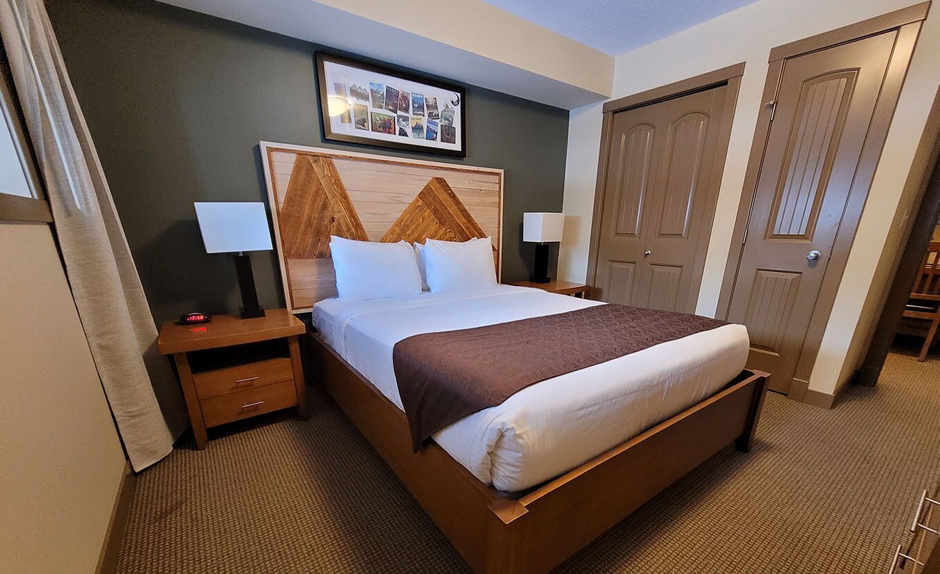 أغطية فراش متميزة ومكتب وستائر تعتيم ومكواة/لوح كي