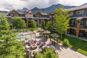 Un complexe hôtelier doté d'une piscine, d'un espace extérieur aménagé et offrant une vue sur les montagnes.