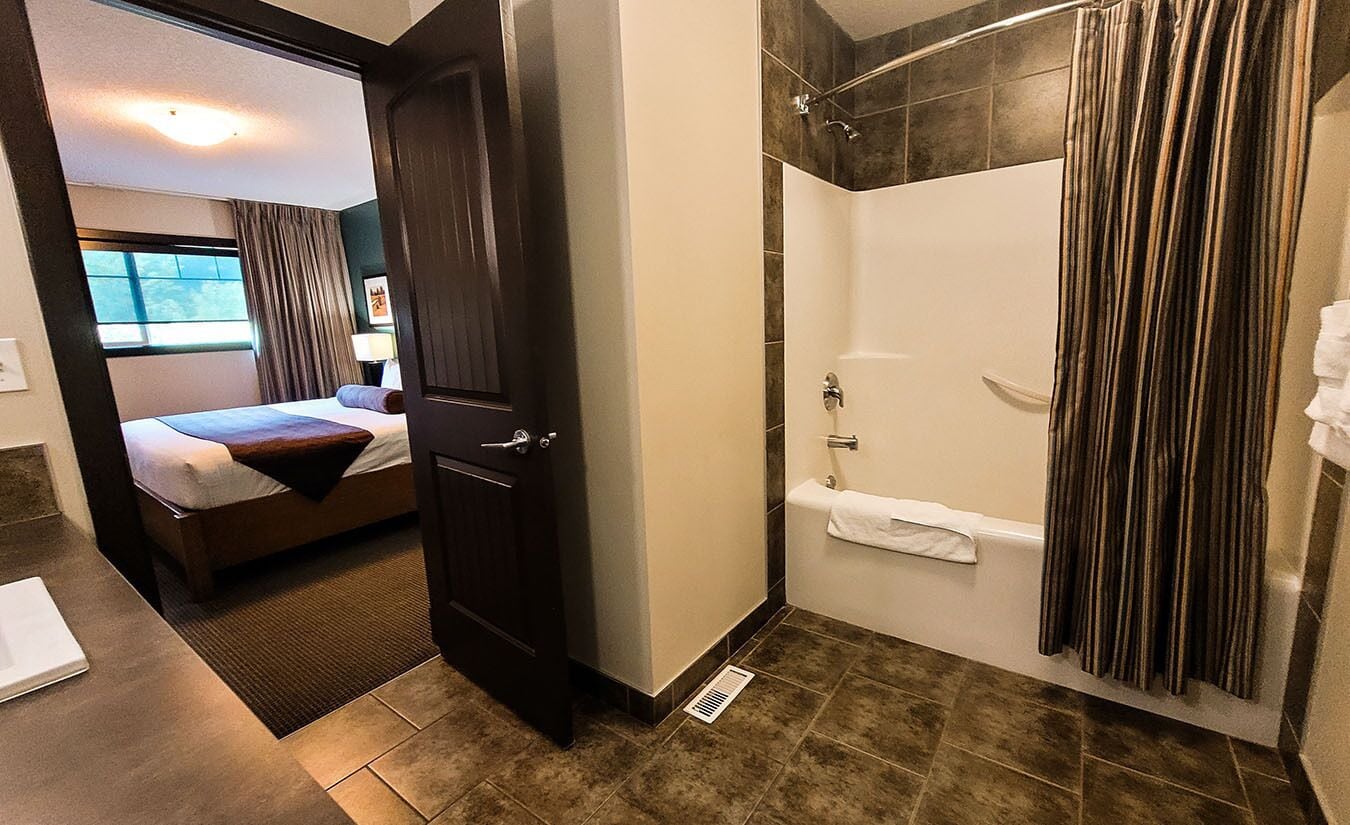 combined shower/bathtub, deep-soaking bathtub, free toiletries