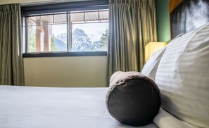 Hochwertige Bettwaren, Schreibtisch, Verdunkelungsvorhänge