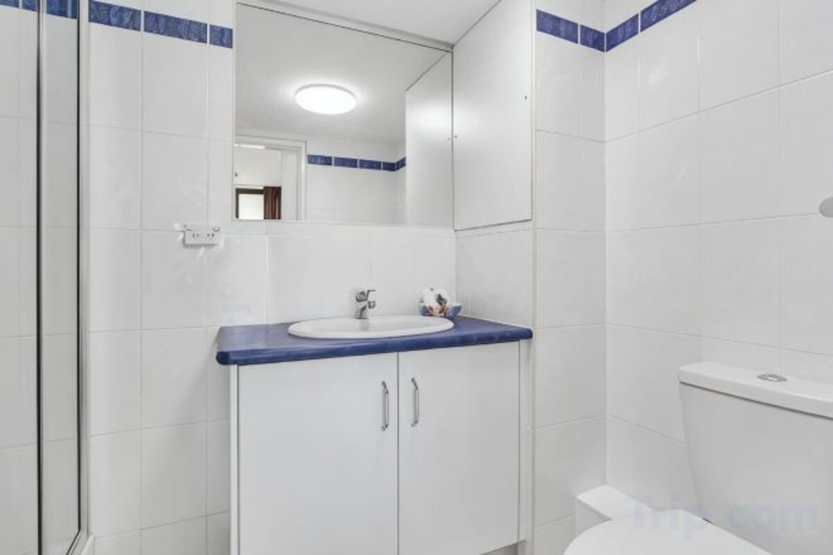 Bathroom | Separate tub and shower, free toiletries, hair dryer, towels