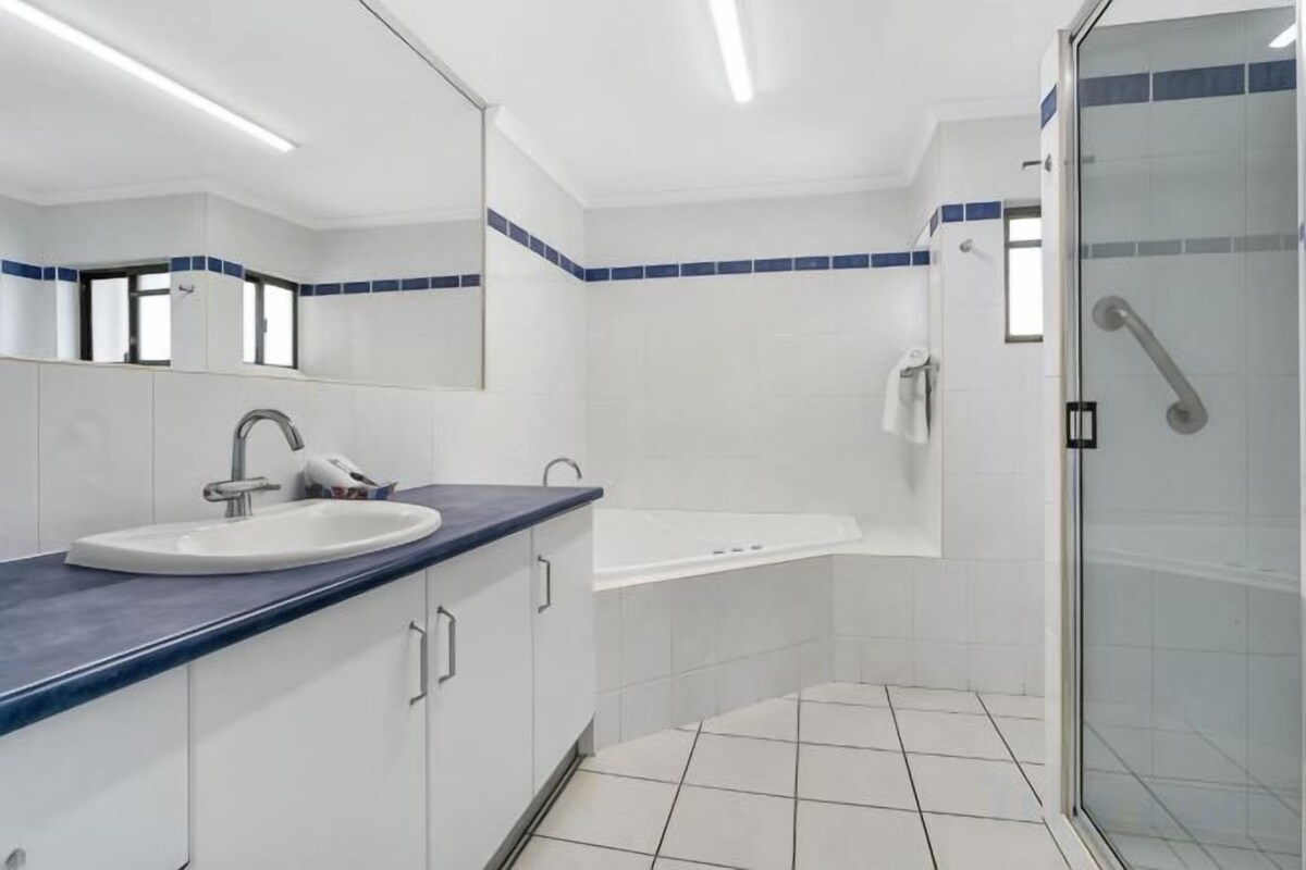 Bathroom | Separate tub and shower, free toiletries, hair dryer, towels