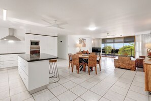 Superior Three Bedroom Sea View Apartment | Private kitchen | Full-size fridge, microwave, oven, stovetop - Roydon Beachfront Apartments (Trinity Beach)