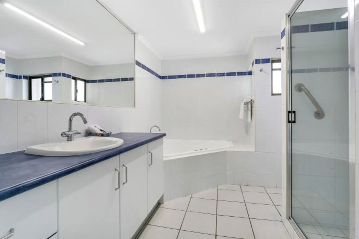 Bathroom | Separate tub and shower, free toiletries, hair dryer, towels