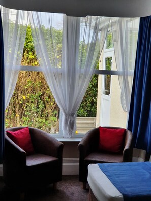 Chambre familiale double ou avec lits jumeaux | Décor unique, ameublement unique, bureau
