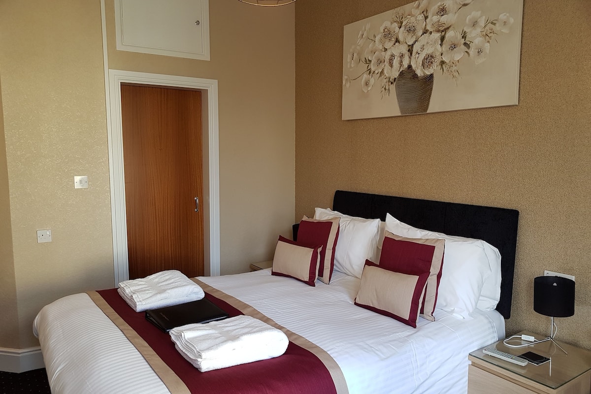 Double Room, 1 King Bed | Desk, laptop workspace, blackout drapes, iron/ironing board (on request)