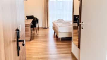 Seprai antialergi, brankas, meja kerja, dan ruang kerja ramah laptop