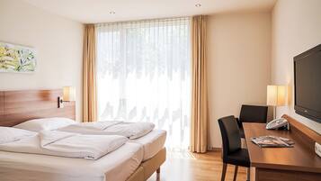 Ropa de cama hipoalergénica, caja fuerte, escritorio