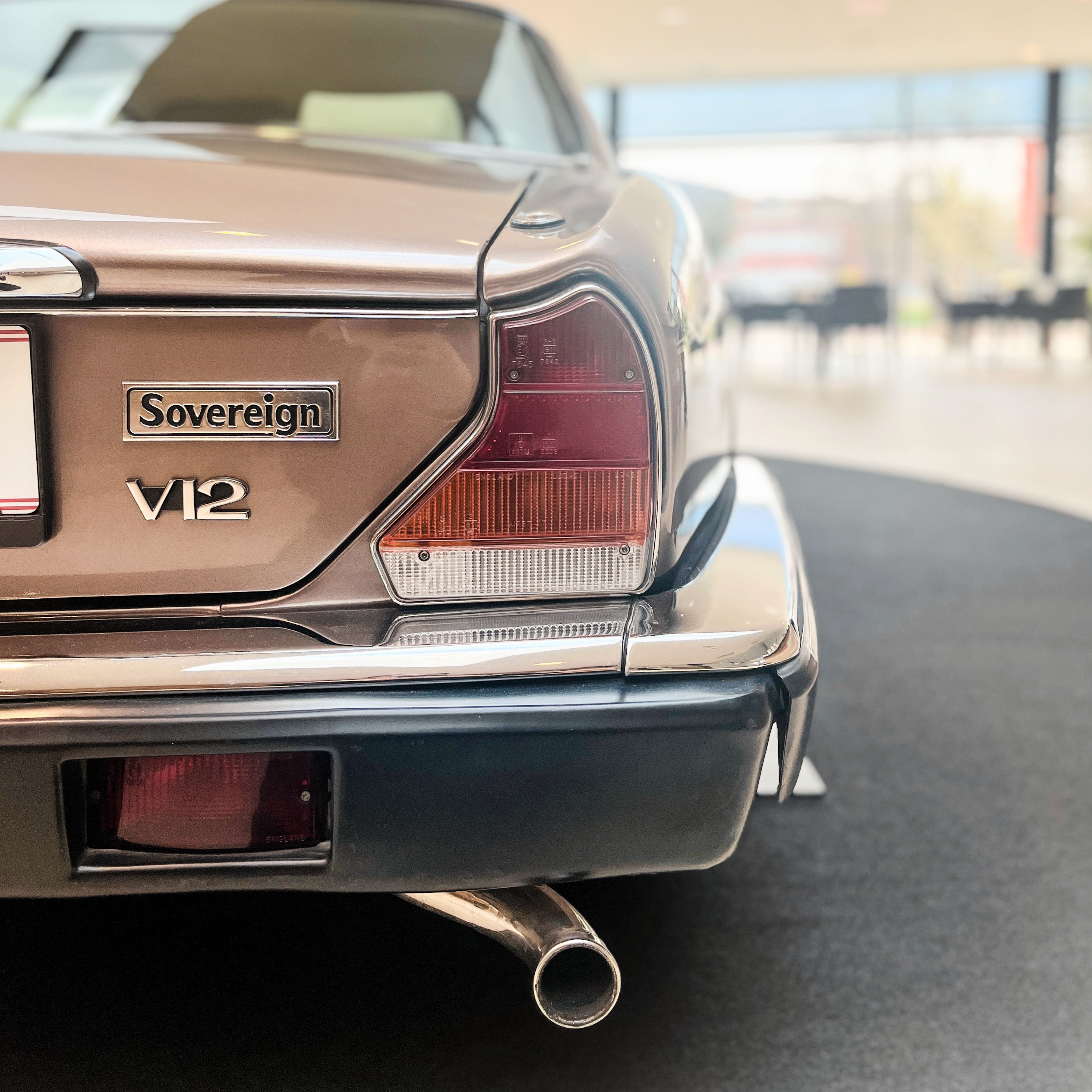 Un vehículo con una placa que dice 'Sovereign V12' y un tubo de escape visible.