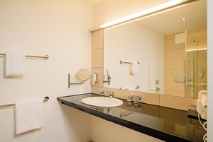 Ducha, secador de pelo, piso con calefacción en el baño, toallas