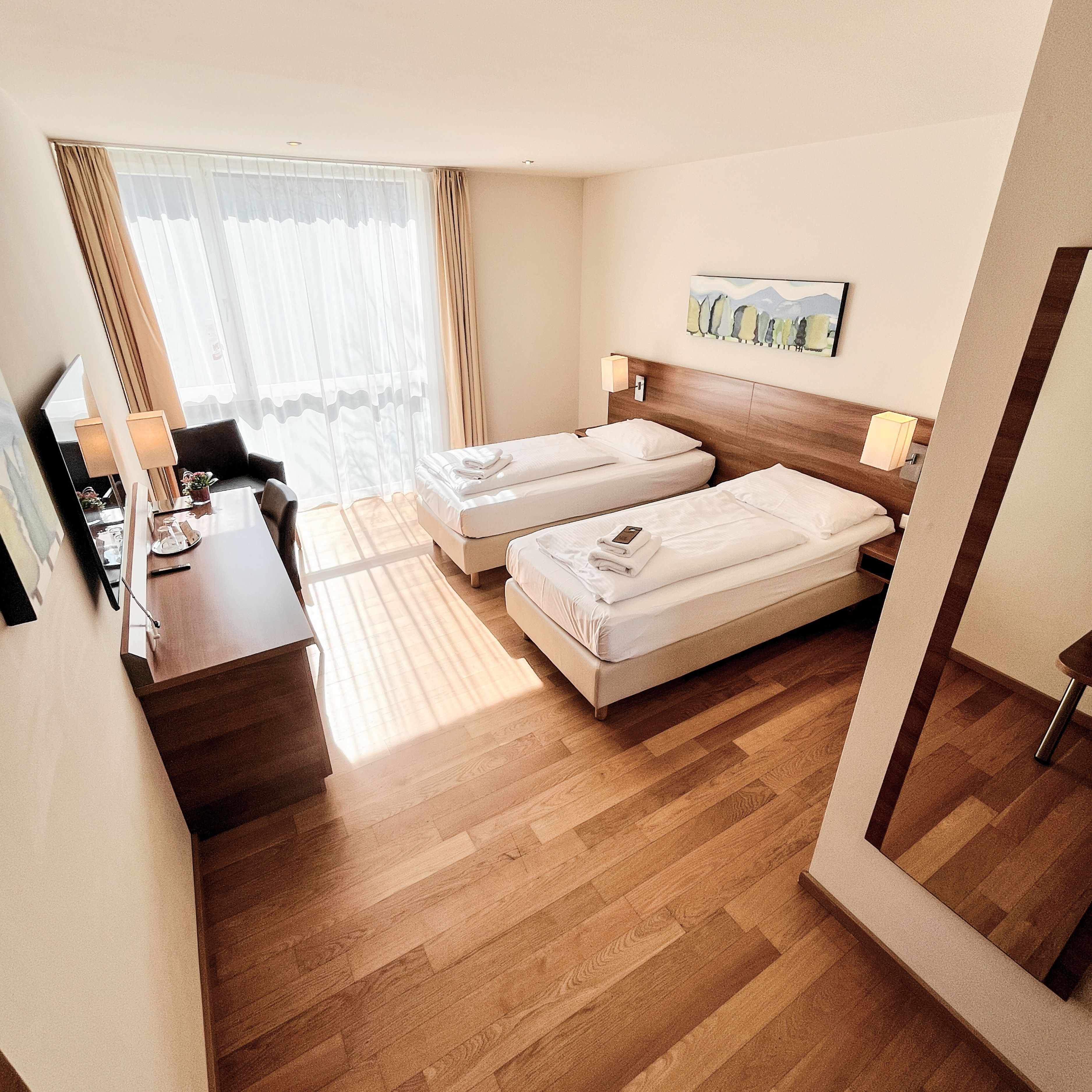 Kamar Double Comfort | Seprai antialergi, brankas, meja kerja, dan ruang kerja ramah laptop