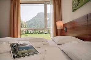 Habitación doble panorámica | Ropa de cama hipoalergénica y caja de seguridad en la habitación 