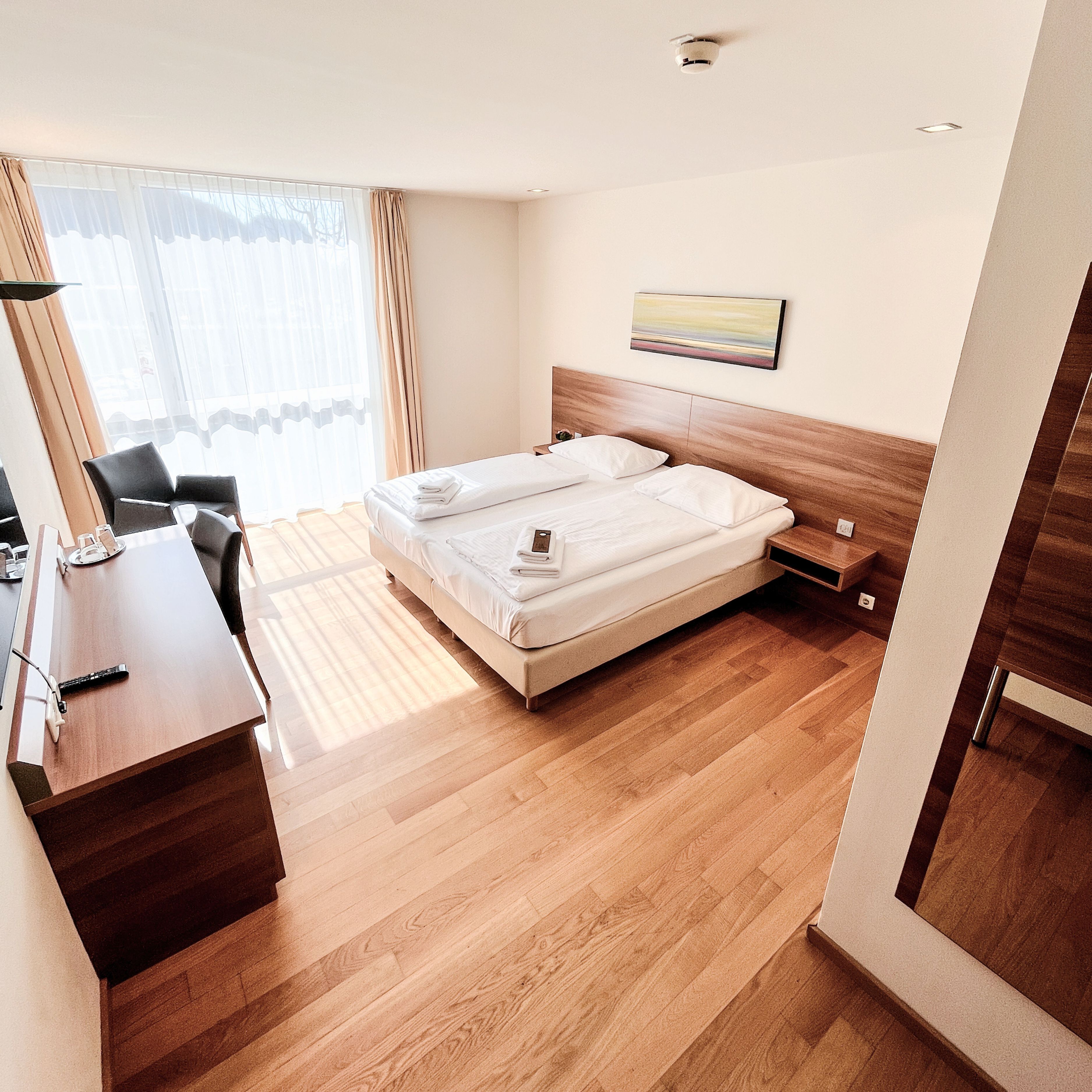 Kamar Double Comfort | Seprai antialergi, brankas, meja kerja, dan ruang kerja ramah laptop