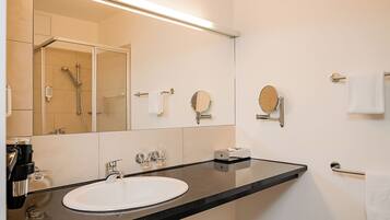 Dusche, Haartrockner, Fußbodenheizung (Badezimmer), Handtücher