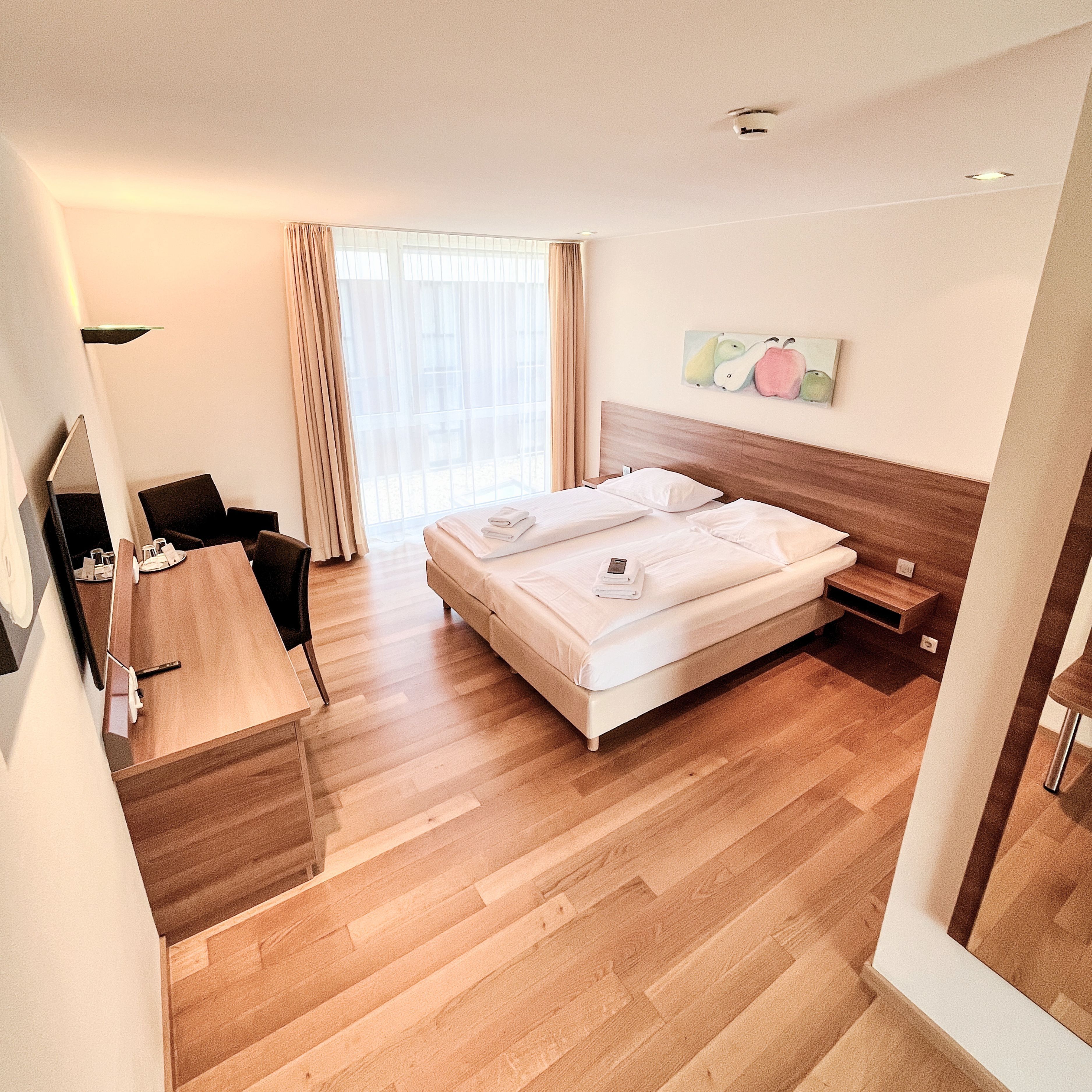 Kamar Double Bisnis | Seprai antialergi, brankas, meja kerja, dan ruang kerja ramah laptop