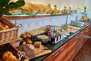 Buffet breakfast for a fee on weekdays