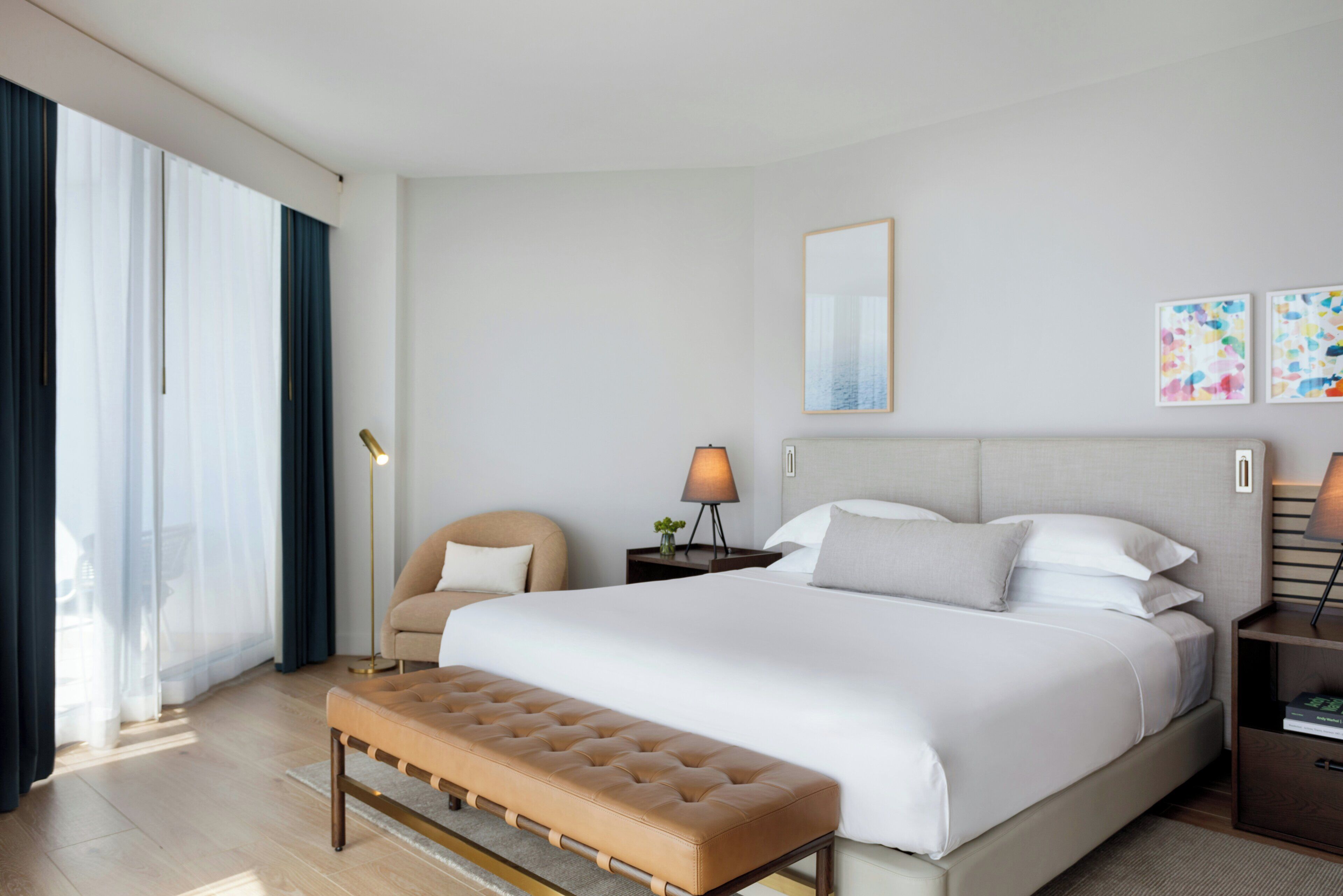 Luxe beddengoed, pillowtop-bedden, een minibar, een kluis op de kamer