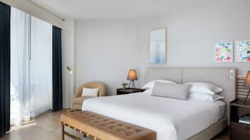Luxe beddengoed, pillowtop-bedden, een minibar, een kluis op de kamer