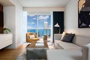 Premium bedding, pillowtop beds, minibar, in-room safe - Kimpton EPIC Hotel by IHG (Miami)