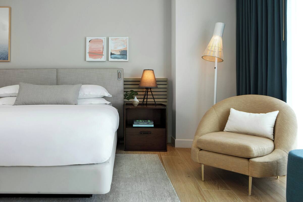 Literie de qualité, lit avec matelas à plateau-coussin, minibar