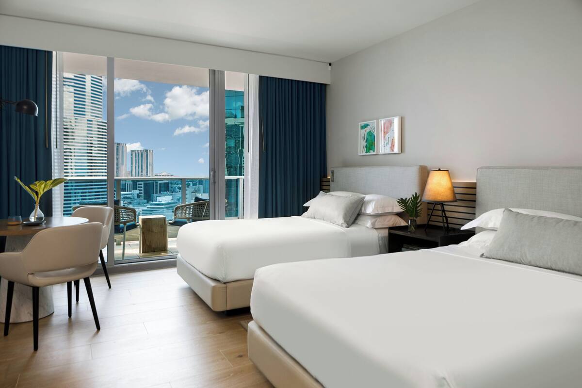 Chambre, 2 lits doubles, vue sur la ville (High Floor) | Literie de qualité, lit avec matelas à plateau-coussin, minibar