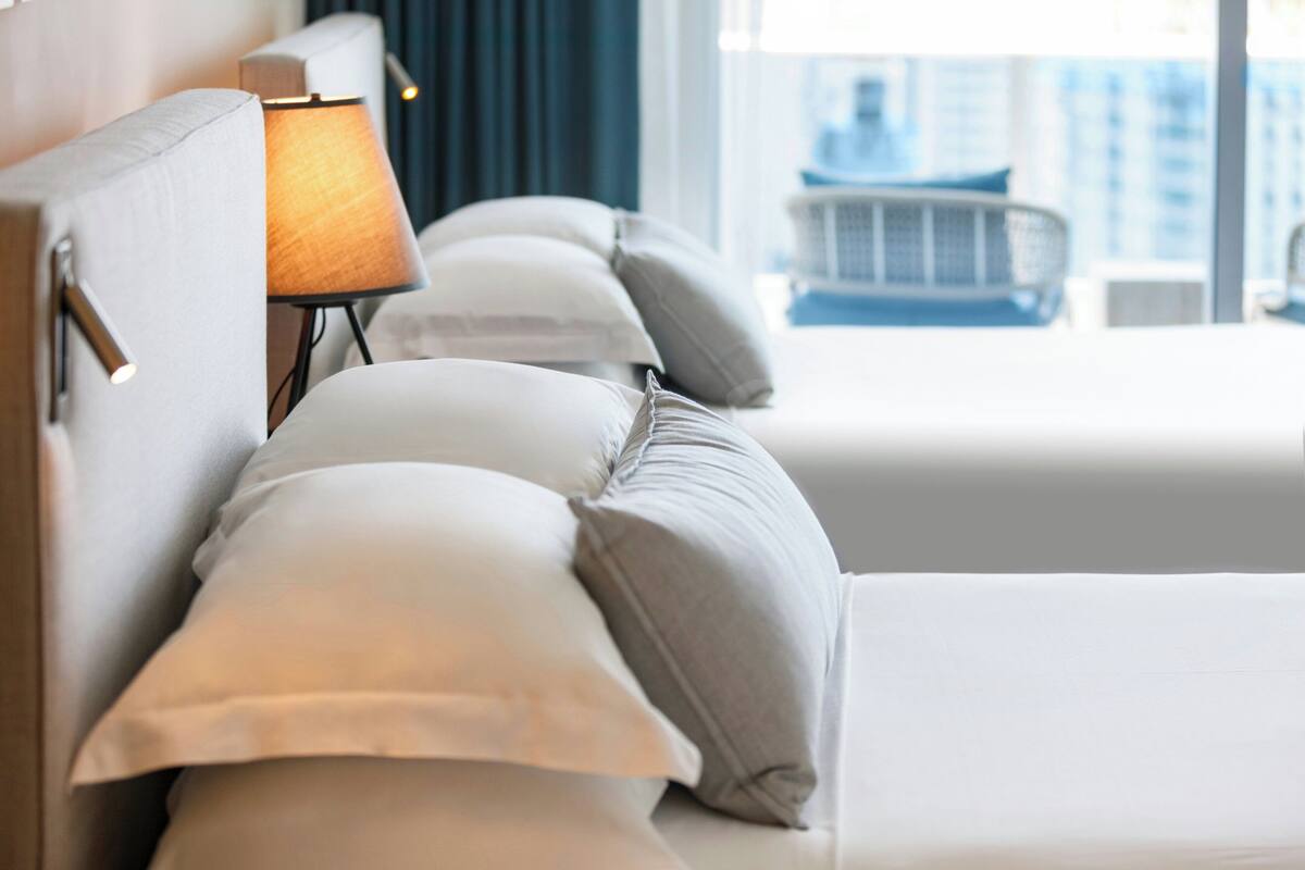 Literie de qualité, lit avec matelas à plateau-coussin, minibar
