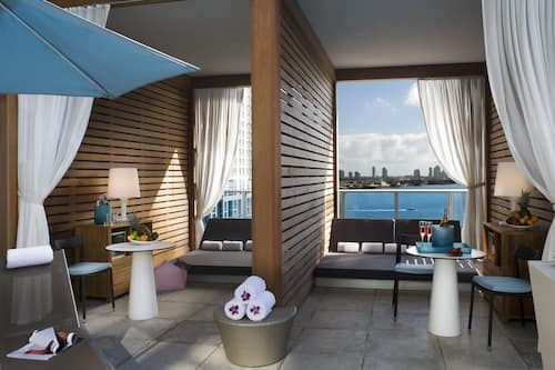 2 piscinas externas, funciona das 7h às 20h, barracas, guarda-sóis