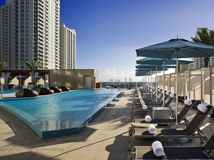 2 kolam renang outdoor, dengan cabana (dengan biaya tambahan)