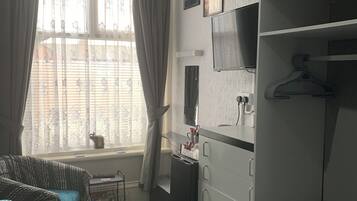 Decoración personalizada, tabla de planchar con plancha y wifi