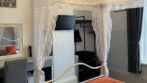 Dobbeltrom (4 poster) | Strykejern/-brett, wi-fi, individuelt dekorert og sengetøy