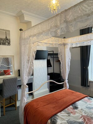 Double Room (4 poster) | Individually decorated, iron/ironing board, WiFi, bed sheets