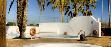 Piscine extérieure, parasols de plage, chaises longues