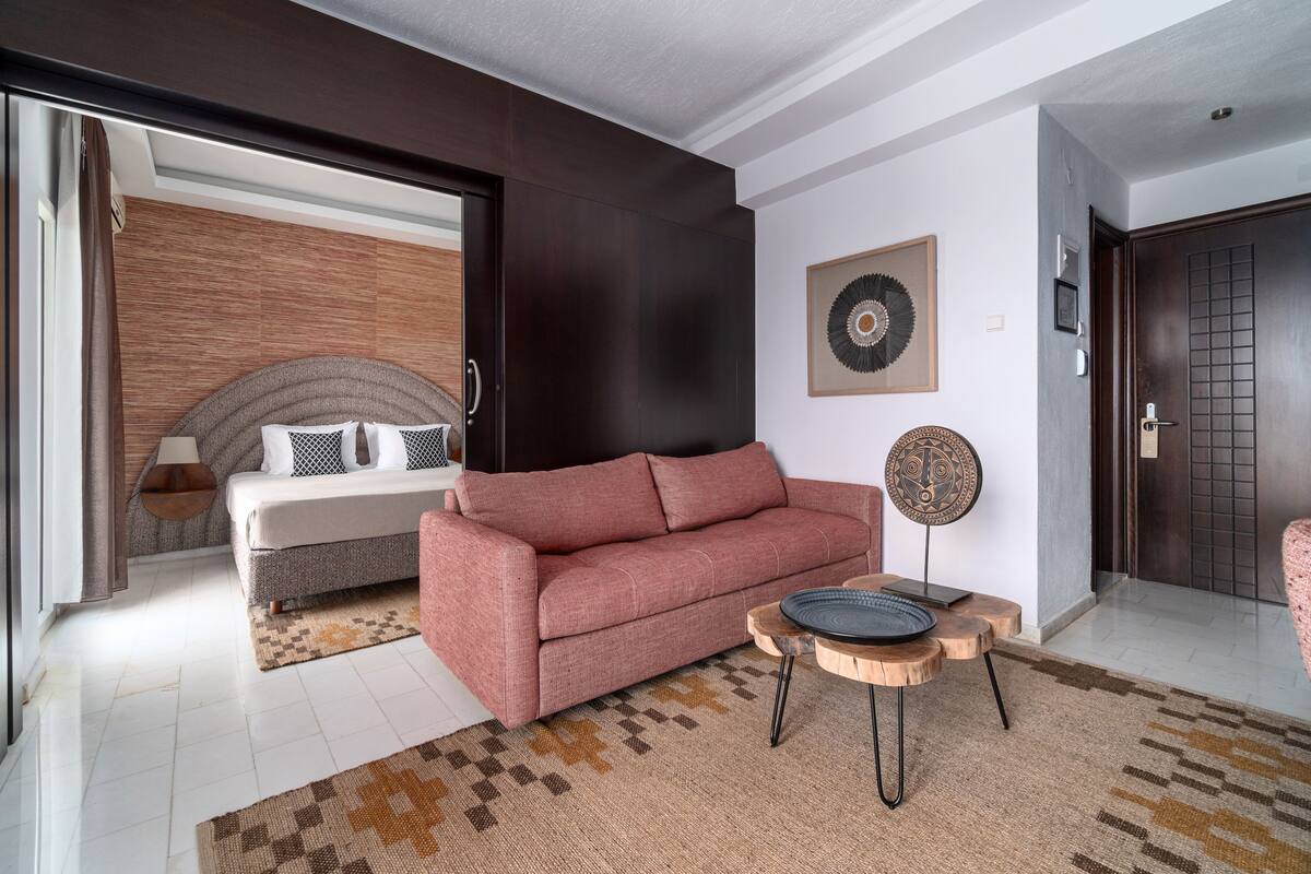 Een moderne woonkamer met een bank, een salontafel en een vloerkleed.