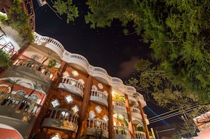 Fachada de la propiedad por la tarde o noche