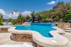 Piscina all'aperto, ombrelloni da piscina, lettini