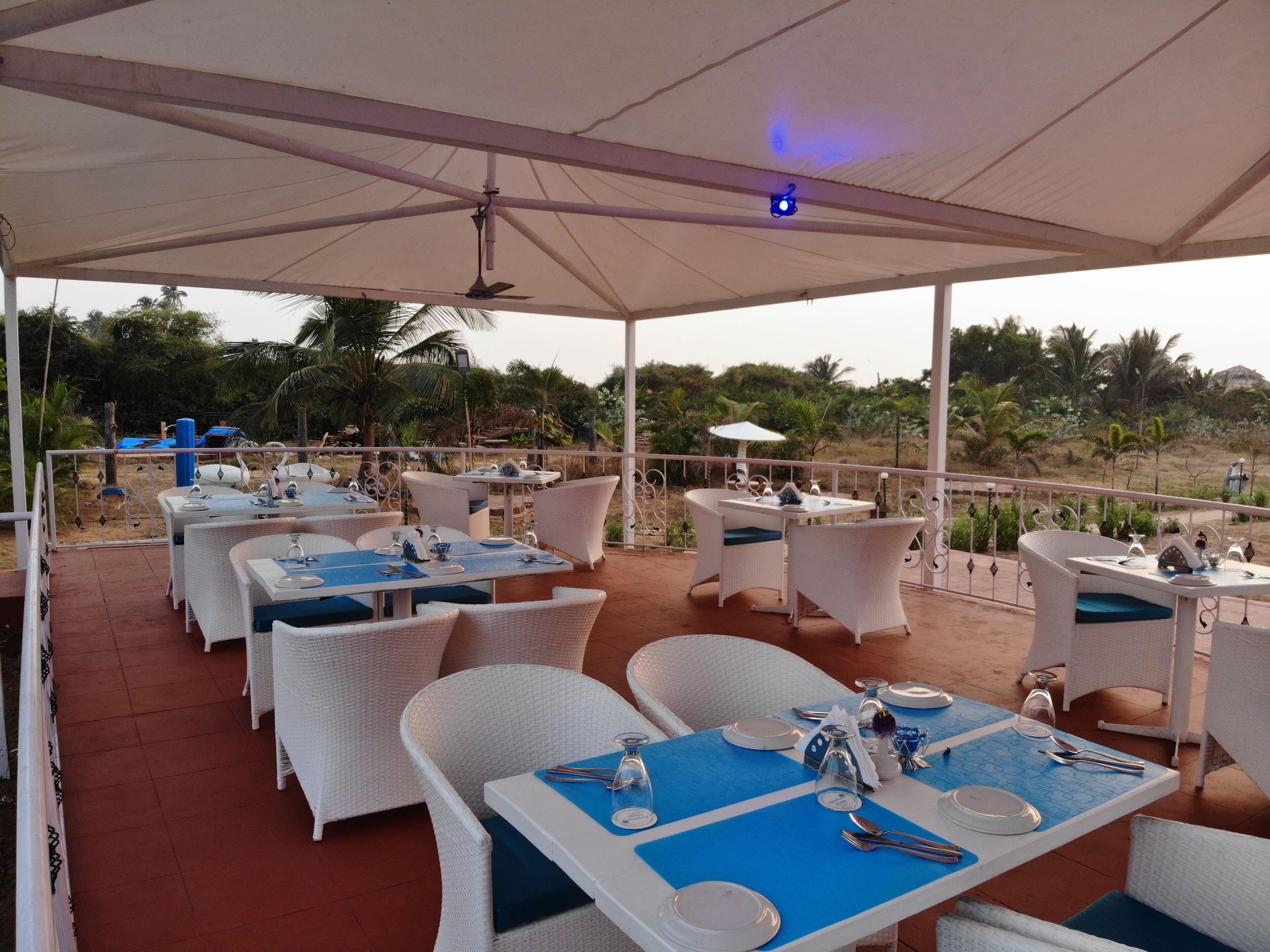 2 restaurantes, com serviço de café da manhã e almoço; culinária indiana