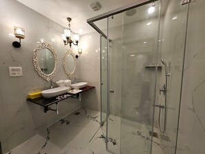 Royal Villa | Bathroom | Shower, hydromassage showerhead, free toiletries, towels - Paradise Village Beach Resort (Calangute)
