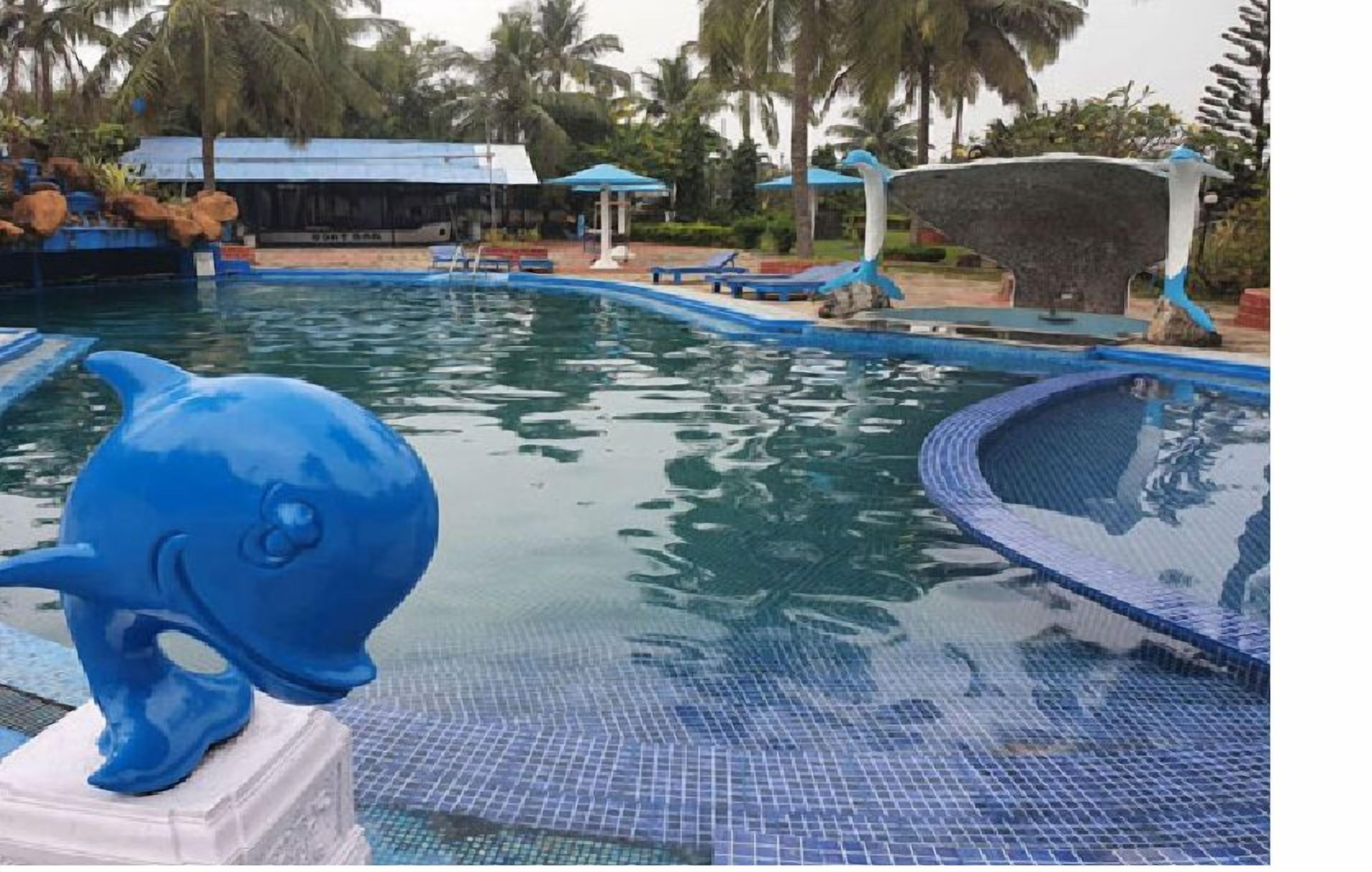 Piscina externa, guarda-sóis, espreguiçadeiras