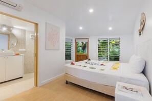 Dobbeltrom – classic, flere senger, sjøutsikt | Safe på rommet, individuelt dekorert, individuelt innredet og sengetøy