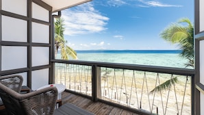Un balcón con vista a la playa y al océano.