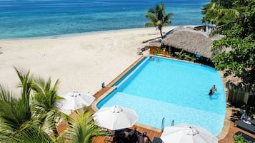 Ulkouima-allas, aurinkovarjoja, aurinkotuoleja