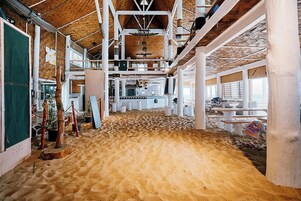 供应早餐、午餐和晚餐，国际美食，海滩景观